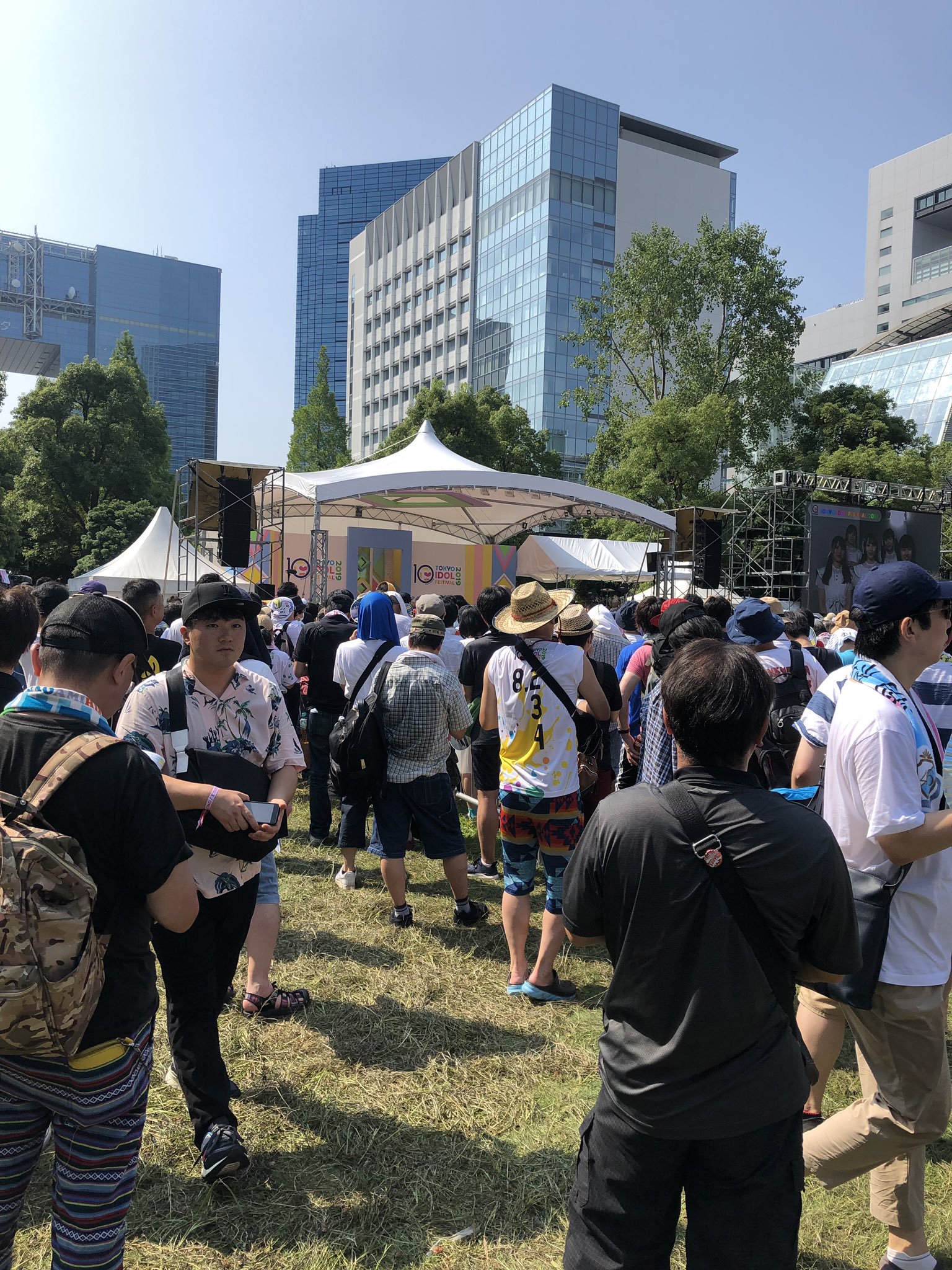 御用新聞が一斉に好意的な報道をするが……